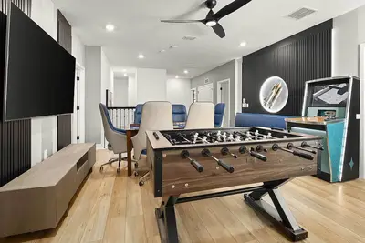 Image de Amazeballs Abode | Out of this world I-Drive estate w theater, arcades, spa pool