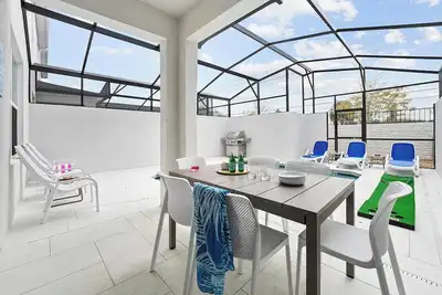 Image de Ethan’s Escape | Cozy, chic retreat w/ island theme Br, pool - next to Universal