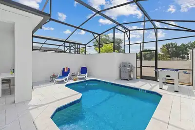 Image de Villa Bliss | Designer home with modern kitchen, grand Lr/ Dr, next to Universal