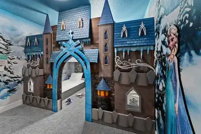 Image de Colossal Court | Huge mansion w space and castle BRs, pool, arcade, near airport