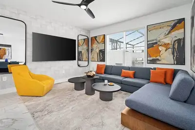 Image de Henry’s Haven | Chic home at center of I-Drive w/ dragon theme Br, pool, kitchen