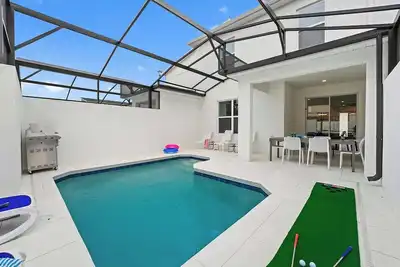 Image de Ruby’s Retreat | Luxe suites, big Pvt pool & patio - mins to Universal & airport