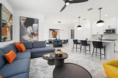 Image de Benjy’s Bungalow | Unique retreat w/ dragon Br, pool, kitchen - next to airport