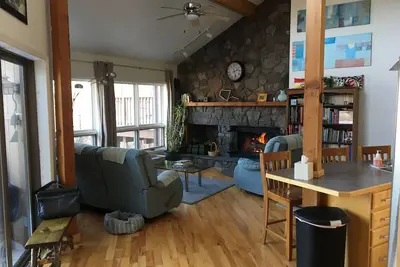 Magnificent townhouse with cathedral ceiling, lots of windows
