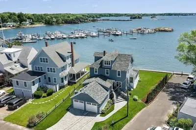 Image de Luxury Waterfront Oasis