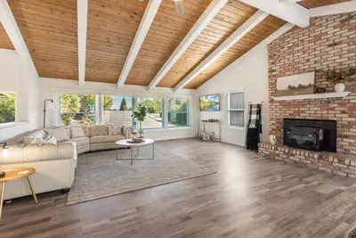 Image de Stunning remodeled home with pool, bonus room in a great location!