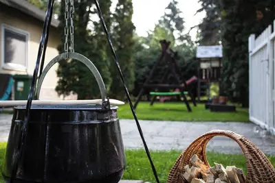 Image de Szentendrei szigeten  önálló, jakuzzis, szaunás, romantikus, erdőszéli ház!