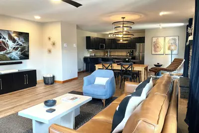 Image de Designer Condo #3: Views, Hot Tub, Fireplace, 75\" & 55\" TVs, Sonos, Town/Ski Bus