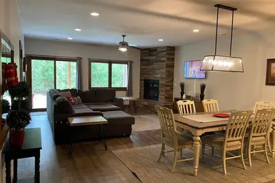 Image de Classic, Stylish 2 Bd 2 Ba Lake Condo on Cross Lake