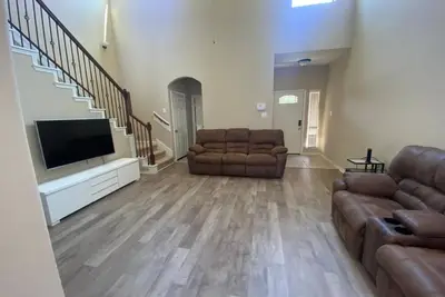 Image de Sleeps 8:Spacious Retreat with Fast WiFi & Fully Stocked Amenities