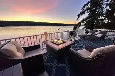 Image de Penthouse Suite [Hot Tub/Kayaks] at Chico Bay Inn