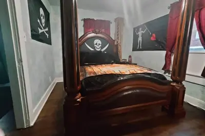 Image de Pirate Seeking crew. Downtown with hot tub!