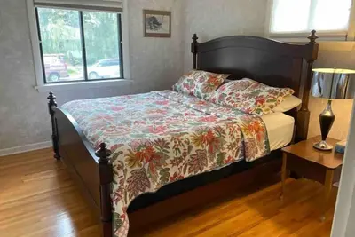 Image de An Older Home in a Safe and Quiet Neighborhood.