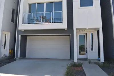 Image de East River Gem: Stylish Comfort