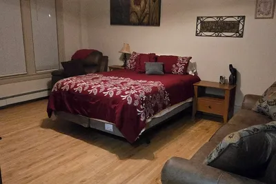 Image de Cozy, yet spacious studio apt.