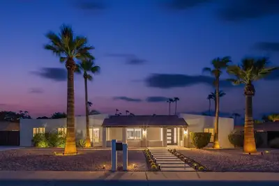 Image de Spacious Oasis - Huge Backyard w/ Fire pit + Pool
