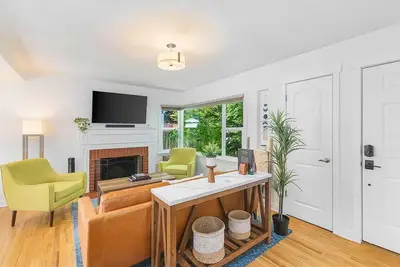 Image de Magnolia's Scarlet Door near Discovery Park