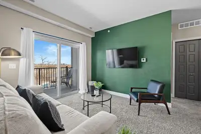 Image de Top Amenities! Fitness Center, Tanning, Pool, Garage, Speaker, Balcony & More!