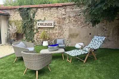 Gîtes confortables pour 2 couples ou 4 personnes, centre de Moulins, à proximité des attractions, jardin et terrasse.