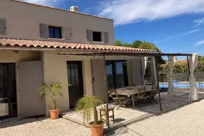 Image de Sud de la France Gard : maison de vacances avec piscine dans village typique.