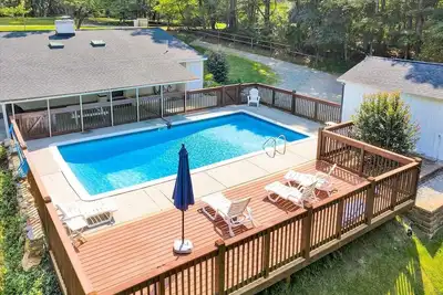 Image de 🌊 Lakefront Getaway with 🏖 Saltwater Pool, 🎣 Dock, 🛏 Linens Included