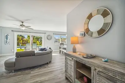 Image de Remodeled relaxing pool home. Great location. Pet friendly