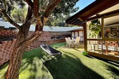 Image de Mid-Century Treehouse with Yard and Views! Amazing Location! Pet-friendly!