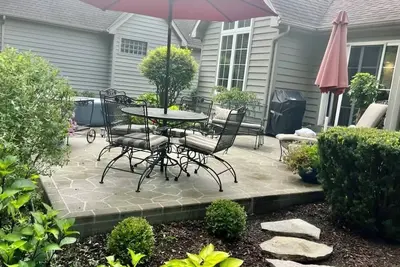 Image de Irish Cottage- minutes from Nd! \nCozy quiet neighborhood w\/ private backyard.