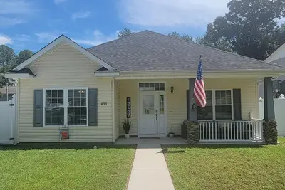 Image de Pet friendly 2 bed 2 bath home near golfing and walking distance to many places.