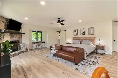 Image de 1br Loft Lake Chatuge Loft w/ Mountain Views! Full Kitchen, Washer/Dryer & Desk!