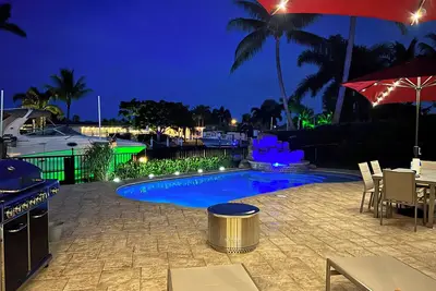 Image de Waterfront home with private backyard. Heated pool with waterfall Jacuzzi
