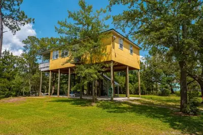 Image de Spacious Waterfront Treehouse W/Boat Dock