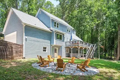 Image de [New] Blue Oasis - Lake Access & Cozy Firepit