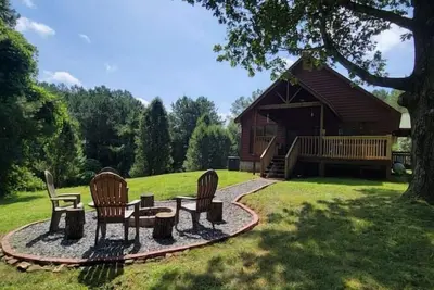 Image de Cozy Cabin at Copperhill, Tn. \nFire Pit, Hot Tub, Nature Trails. . . . . Wow