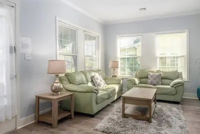 Image de Charming Bungalow Steps Away From Medical Row\n\n