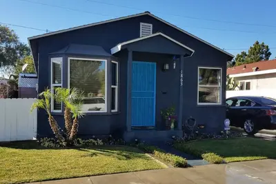 Image de Cozy and  exciting getaway in the city of Long Beach. 5-10 min drive to beach!
