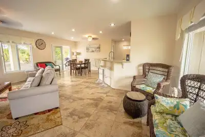 Image de 3br/ 2ba Home + Own Private Tropical Orchard!