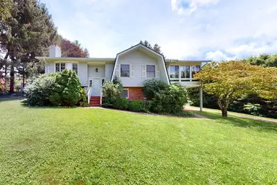 Image de Dutch Treat | Vintage charmer in Lake Junaluska with mountain views & sunroom