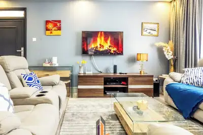 Image de 4 minutes to Two Rivers Mall! Family-sized condo with a fully functional Kitchen