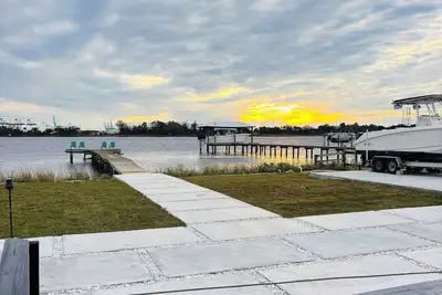 Image de 3 bed 2 bath Pool home Andrew’s island. Dolphin views from dock!
