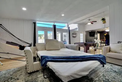 Image de Welcome to our Newly remodeled home with a swimming pool!