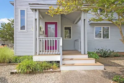 Image de Welcome to a stunning two-story, four-bedroom townhouse just two blocks from the beach
