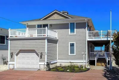 Image de Large 5 bedroom Bayfront home with 180 degree unobscured views of the back bay