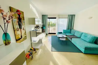 Image de Fabulous penthouse in a palm garden overlooking the sea.