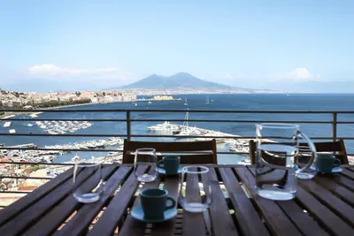 Image de A terrace overlooking the Bay of Naples