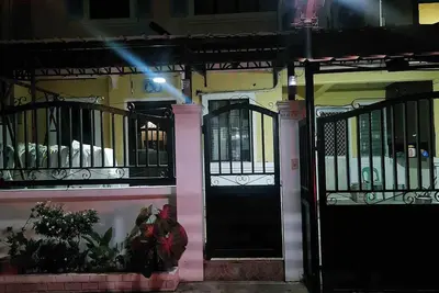 Image de Spacious home with fast internet connection! Near commercial establishments