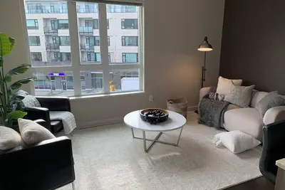 Image de Beautiful & Bright 2 Br corner unit with home office space