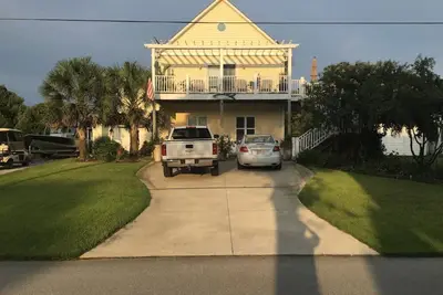 Image de Family cottage located in the heart of Emerald Isle, 3-5 minute walk to beach!