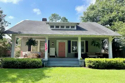 Image de 1 mile from Masters! Updated 4/4. 5 Craftsman House on the Hill!