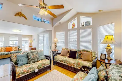Image de Dog-friendly home in gated community with pools, golf, & hot tub